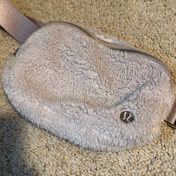 Everywhere Belt Bag 1L Fleece - Picture 3 of 6